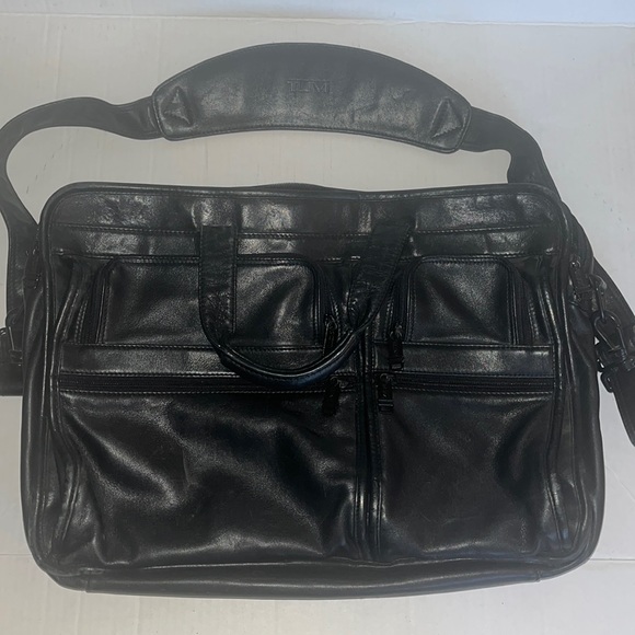 Tumi Alpha Black Genuine Leather Expandable Briefcase 904D3 - Picture 1 of 7